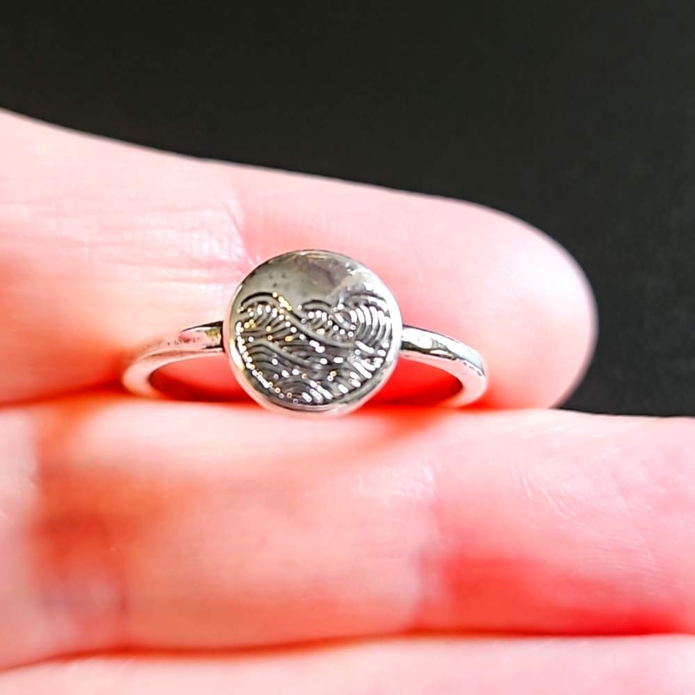 Ring with wave design - size 6